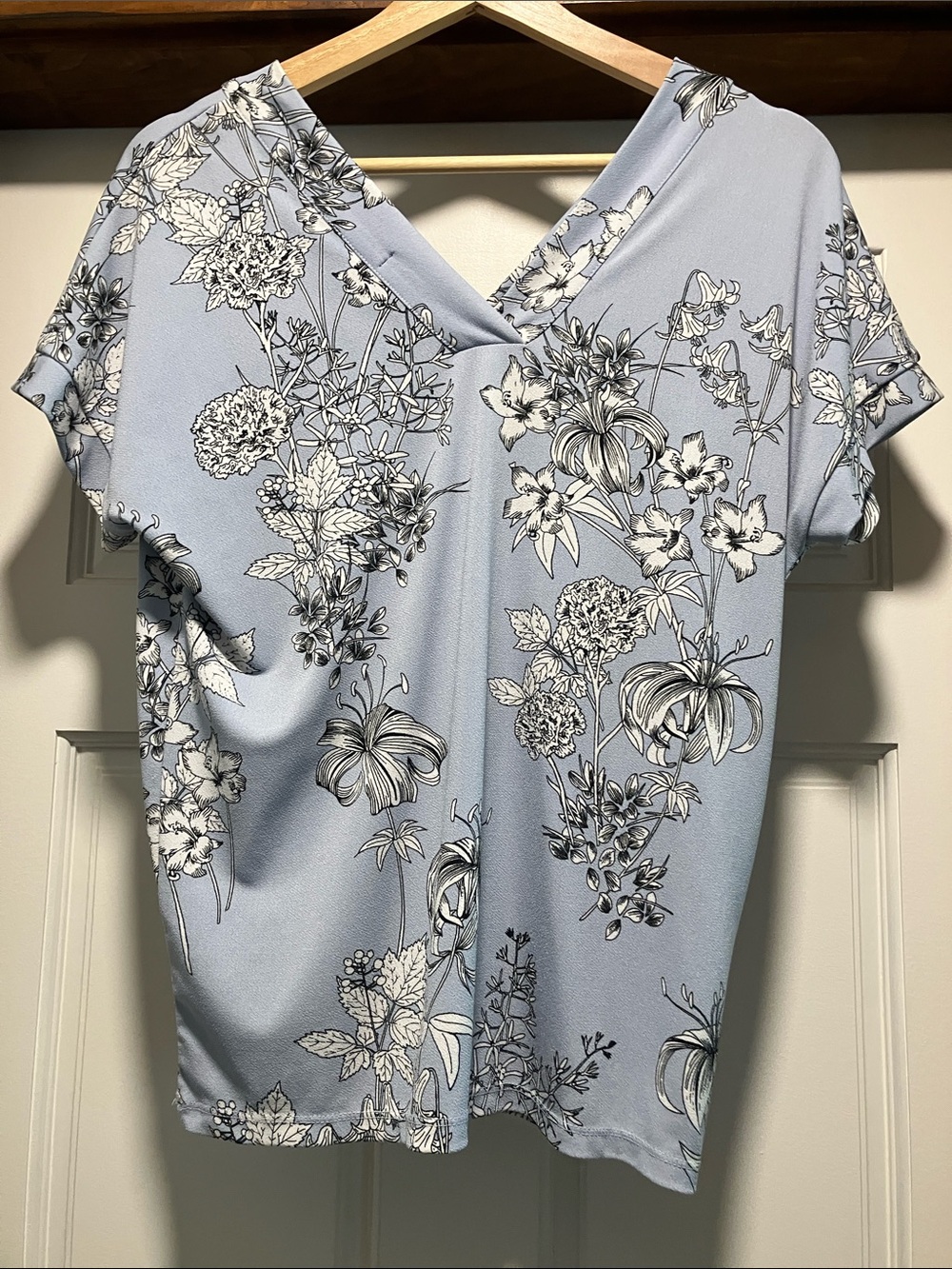 Banana Republic Light Blue Floral V-Neck Blouse - Picture 3 of 7
